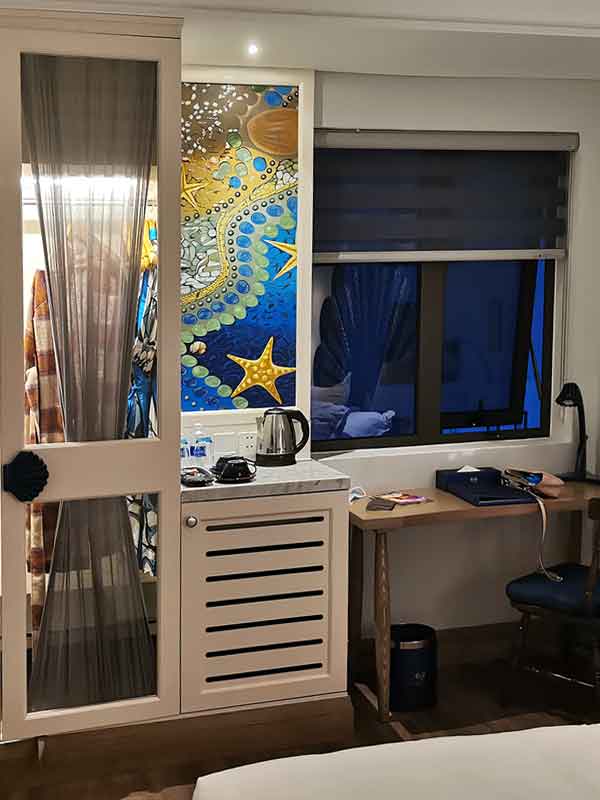 Cheap Hotel in Da Nang Vietnam - Desk and Closet inside the room